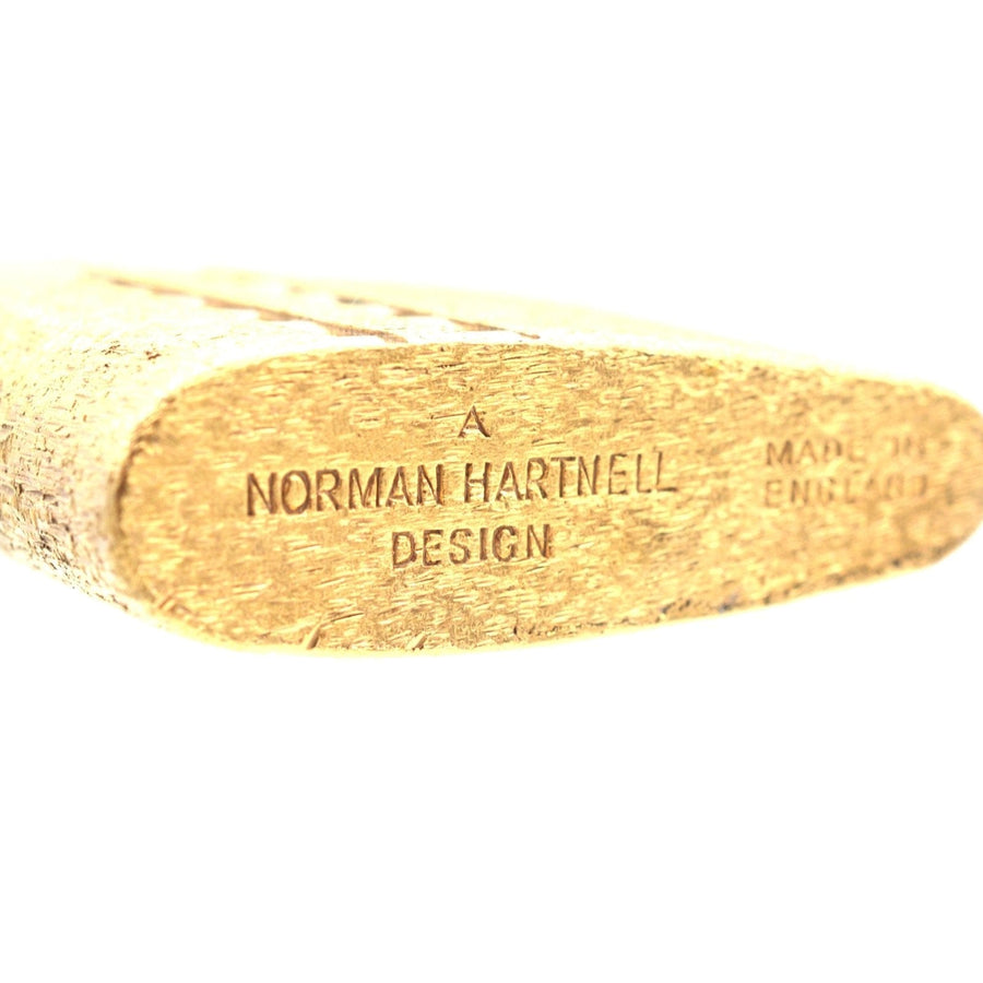 打火机上诺曼-哈特奈尔（Norman Hartnell）设计雕刻的特写，展示了精湛的工艺和真实性。