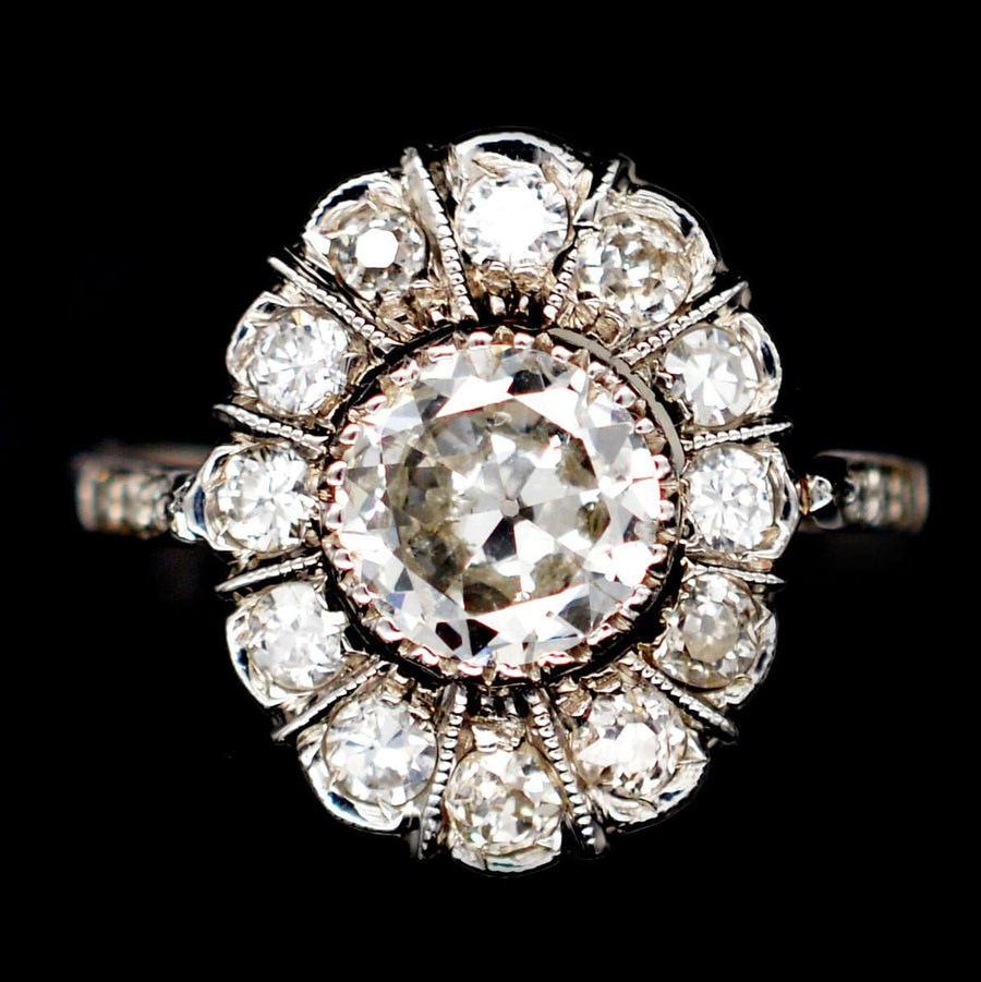 中世纪 18ct 白金椭圆形群镶钻石戒指，中心钻石重达 1 克拉，令人惊叹，制作于 1960 年左右。