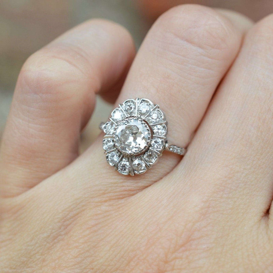 中世纪 18ct 白金椭圆形钻石群镶戒指，中间镶嵌一颗 1 克拉的钻石，令人惊叹。完美的订婚戒指。