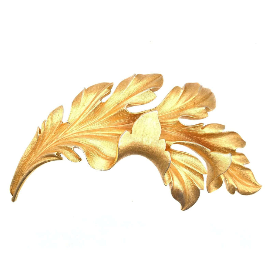 中世纪 Trifari 大型镀金金属叶形胸针，是一件引人注目的时尚珠宝单品。