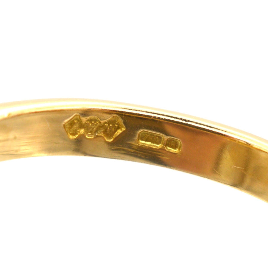 18K 金戒指上的印记特写，彰显精湛工艺和质量保证。