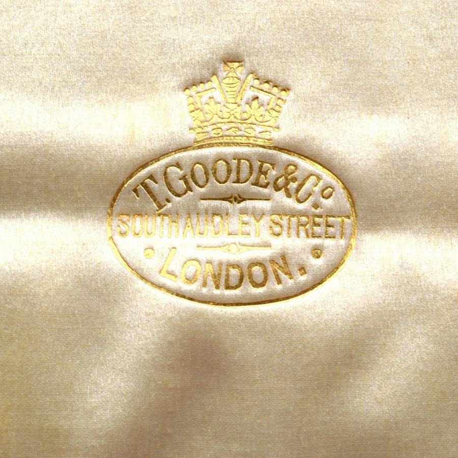 绣有 T. Goode & Co., South Audley Street, London 的徽标，彰显奢华工艺。