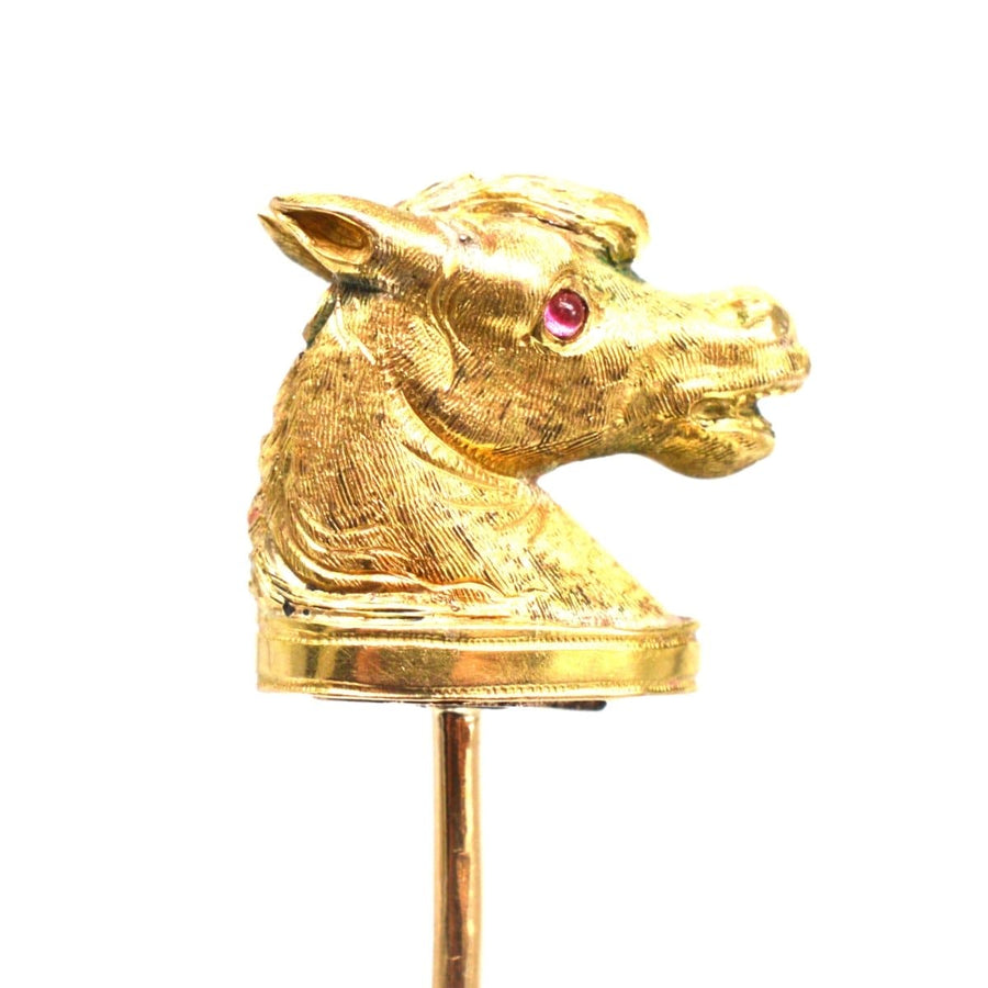 维多利亚时期苏格兰 18K 金马头领带别针，带有红宝石眼睛和吊袜带细节。