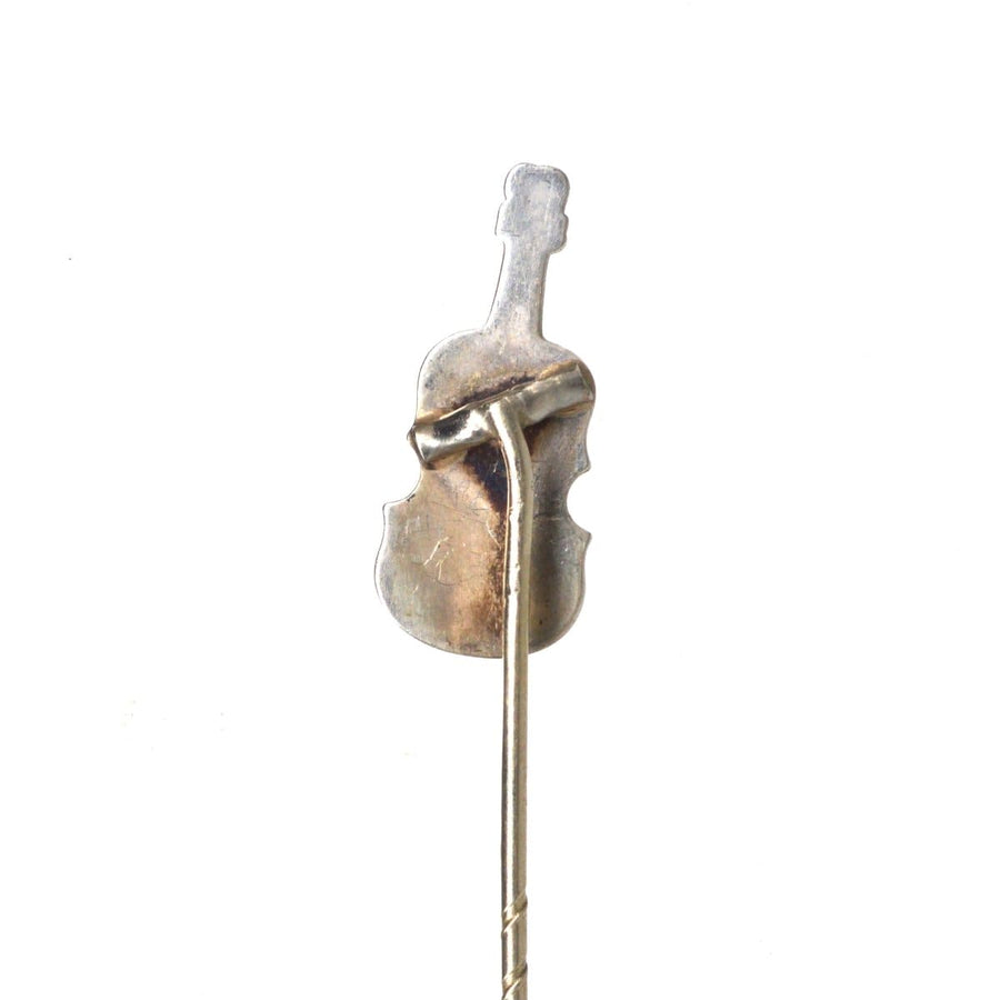 维多利亚时期的银质小提琴领带夹，镶有血石和碧玉，1860-1880 年在苏格兰制作，是苏格兰绅士的理想礼物。