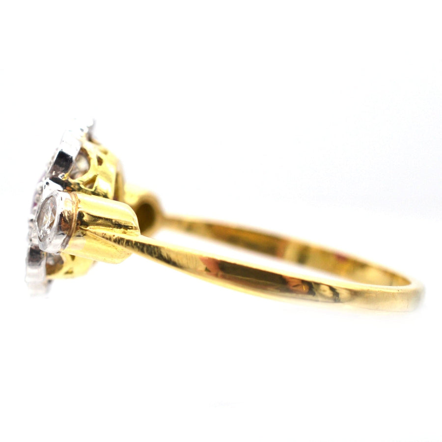 20 世纪 60-80 年代的复古 18K 金和铂金红宝石和钻石群镶戒指，展现优雅的侧面轮廓。