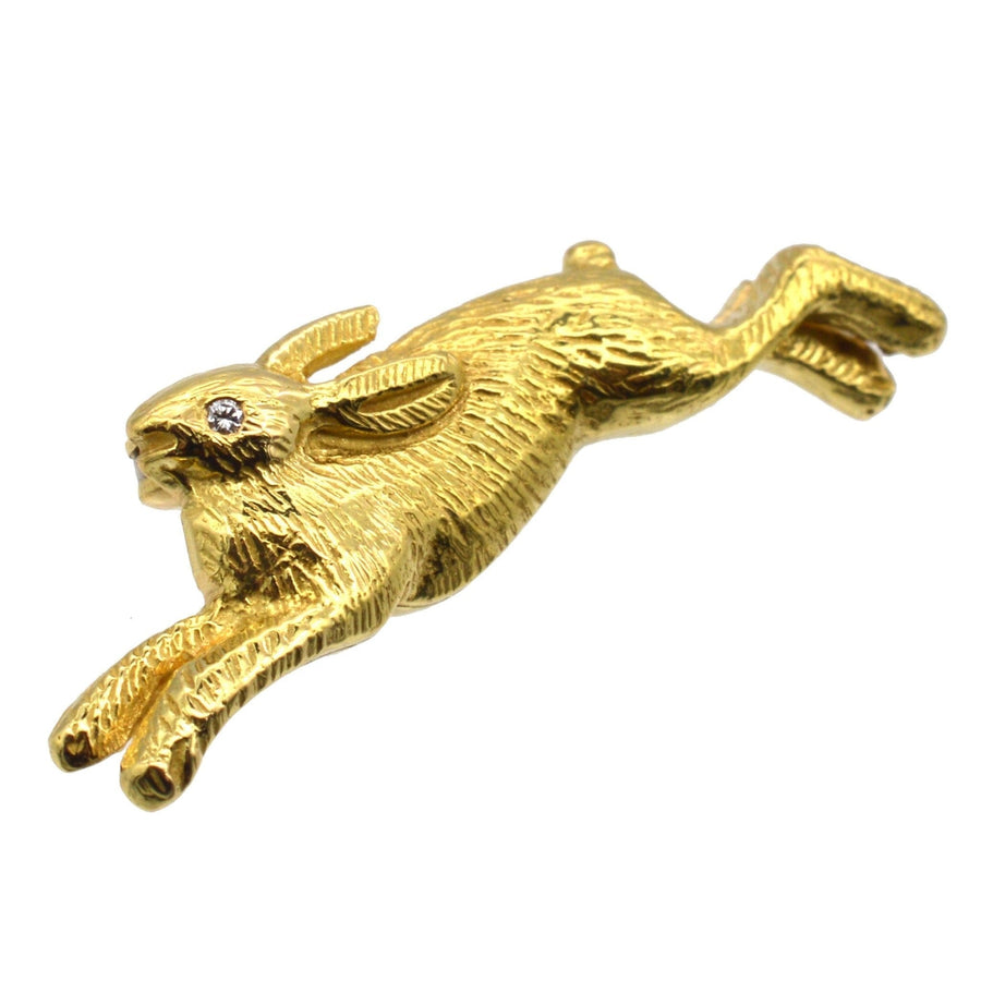 复古 18K 金兔子胸针，镶钻眼睛，俏皮地跳跃着，是翻领或领带的完美选择。