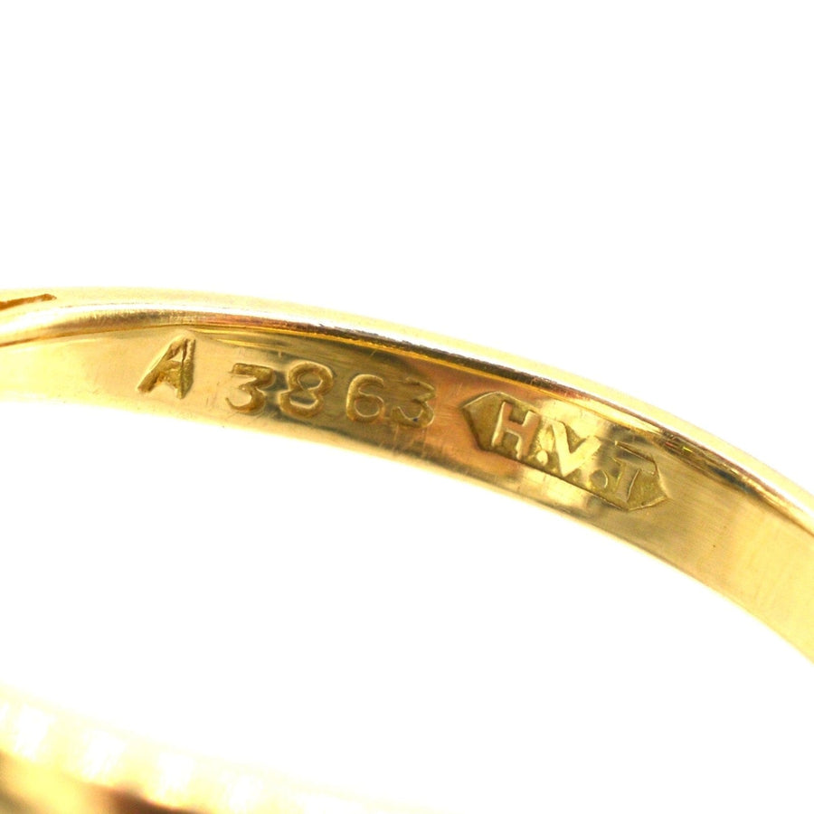 一枚老式 18K 金戒指内侧的印记特写，显示 A 3863 和 H.M. 标记。