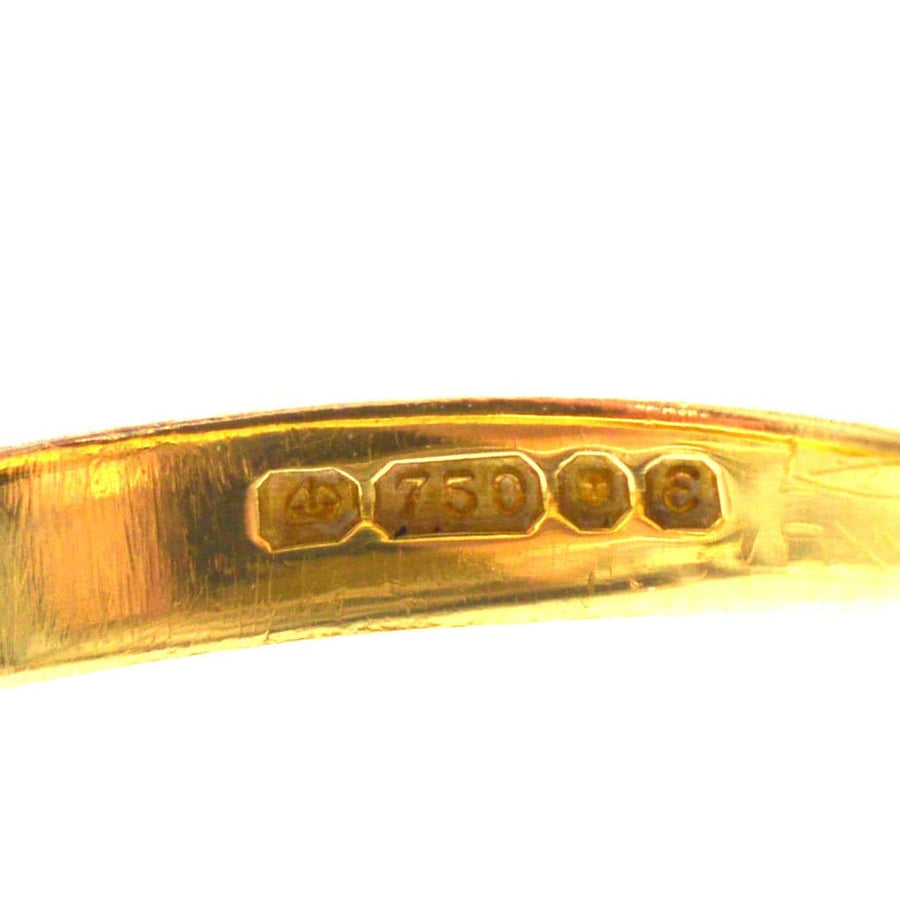 18ct 金印记特写，显示古董珠宝上的 750 纯度标记。